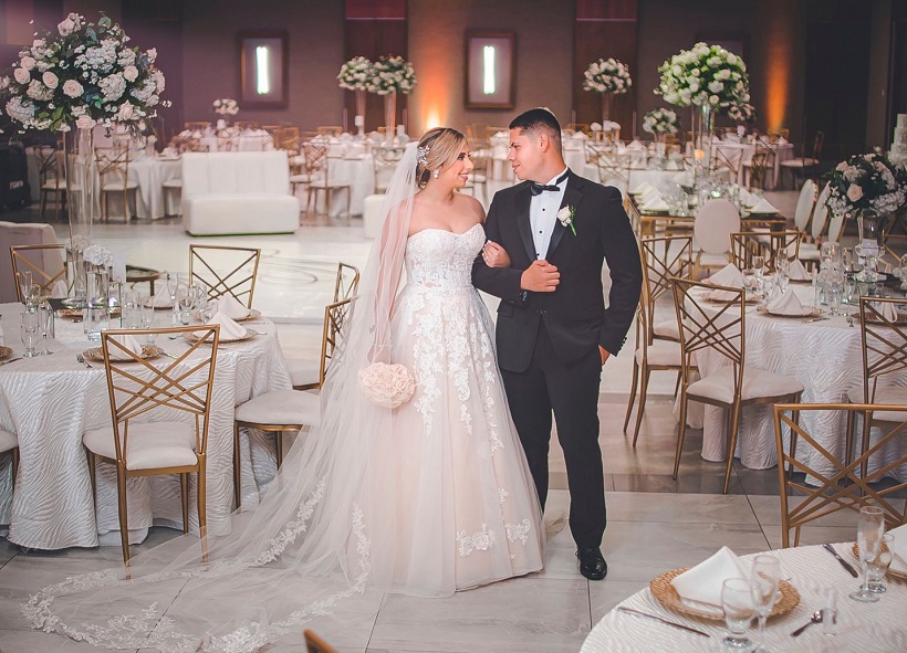 Andrea y Norman unen sus vidas ante Dios en una boda de inspiración romántica