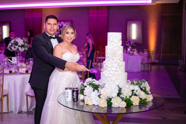 Andrea y Norman unen sus vidas ante Dios en una boda de inspiración romántica