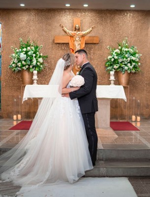 Andrea y Norman unen sus vidas ante Dios en una boda de inspiración romántica