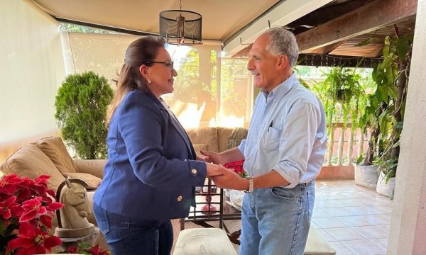 Con efusivo abrazo felicita “Tito” Asfura a la presidenta electa Xiomara Castro por el triunfo
