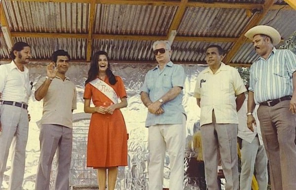 Una foto del recuerdo de Carmen morales Larach con el presidente José Simon Azcona (QDDG)