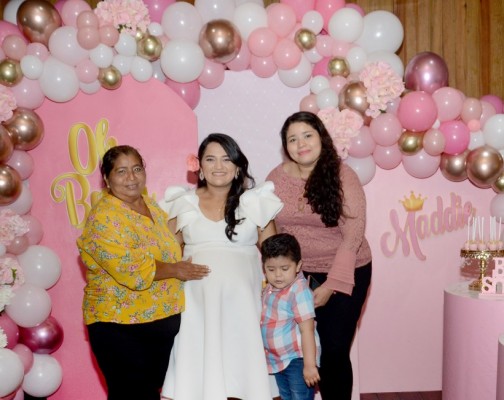 Detalles en rosa para el tierno baby shower de Tania Orellana