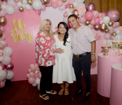 Detalles en rosa para el tierno baby shower de Tania Orellana