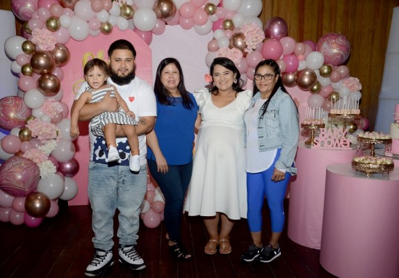 Detalles en rosa para el tierno baby shower de Tania Orellana