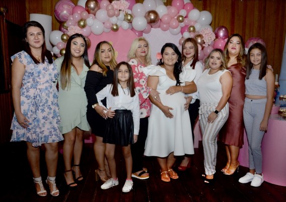 Detalles en rosa para el tierno baby shower de Tania Orellana