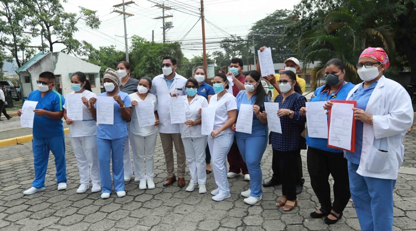 Inician entrega de nombramientos permanentes a trabajadores de salud en San Pedro Sula