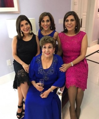 Lily Faraj con sus hijas