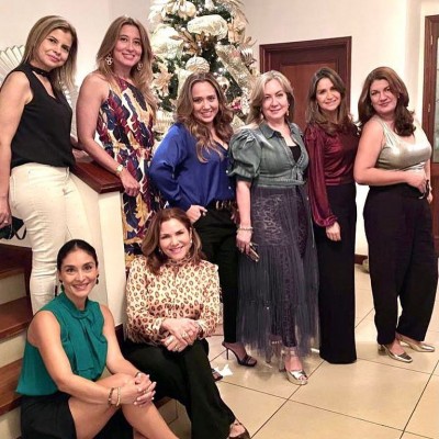 Nelsy Bogran y sus amigas celebran la Navidad