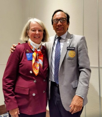 Victor Manuel Rodriguez compartiendo con Suzi Howe, directora de Rotary International