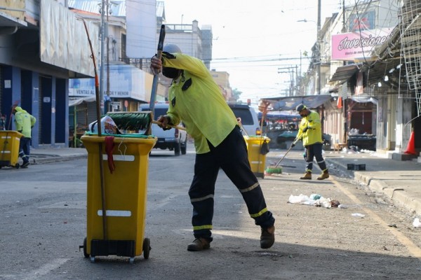 Ellos se olvidan del feriado para mantener limpia la ciudad de SPS tras celebración de Nochebuena