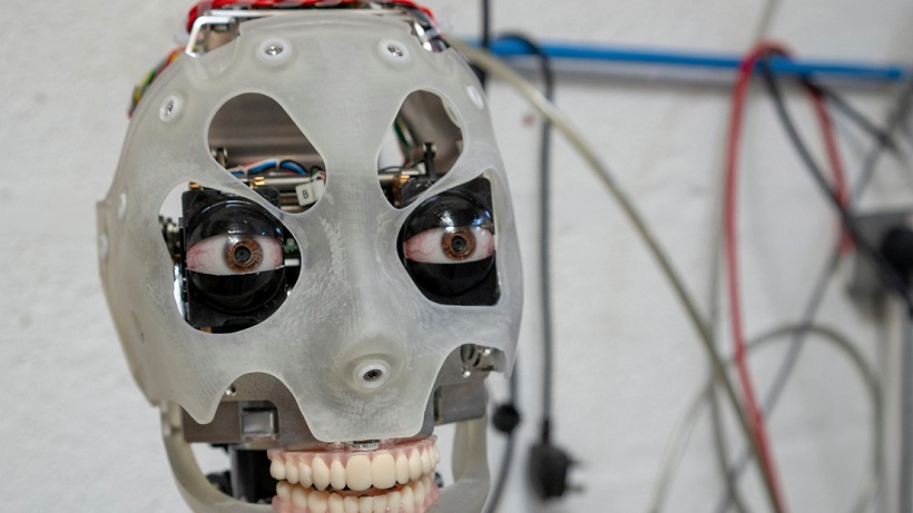 Un robot con rostro humano gesticula de forma tan realista que 