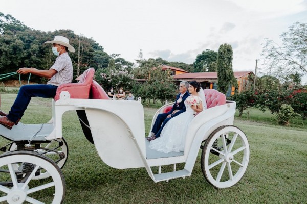 La boda de Melvin Israel y Anabel… al natural con brisa fresca del Lago de Yojoa