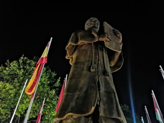 Develan monumento en bronce de José Cecilio del Valle en Plaza de Las Banderas de San Pedro Sula