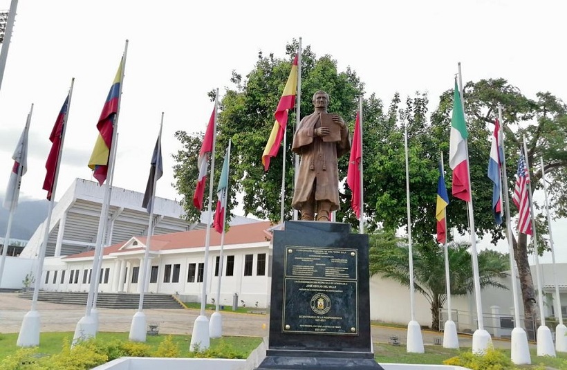 Develan monumento en bronce de José Cecilio del Valle en Plaza de Las Banderas de San Pedro Sula
