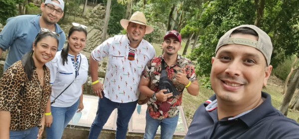 Colaboradores de Aptiv Services disfrutan de la belleza del "Paseo de los Girasoles" en Copán Ruinas