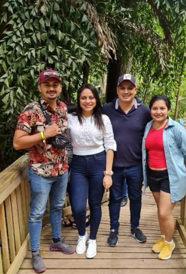 Colaboradores de Aptiv Services disfrutan de la belleza del "Paseo de los Girasoles" en Copán Ruinas