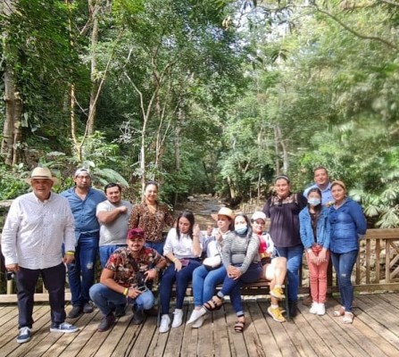 Colaboradores de Aptiv Services disfrutan de la belleza del "Paseo de los Girasoles" en Copán Ruinas