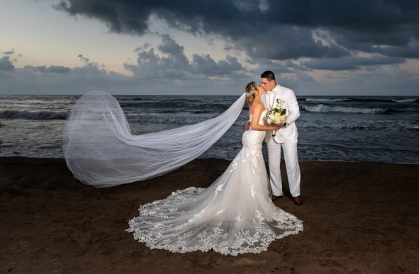 La boda de Roberto y Carlota… única y diferente teniendo como testigo las olas del mar