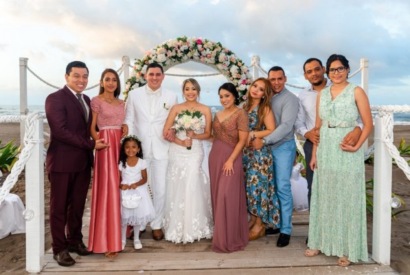 La boda de Roberto y Carlota… única y diferente teniendo como testigo las olas del mar