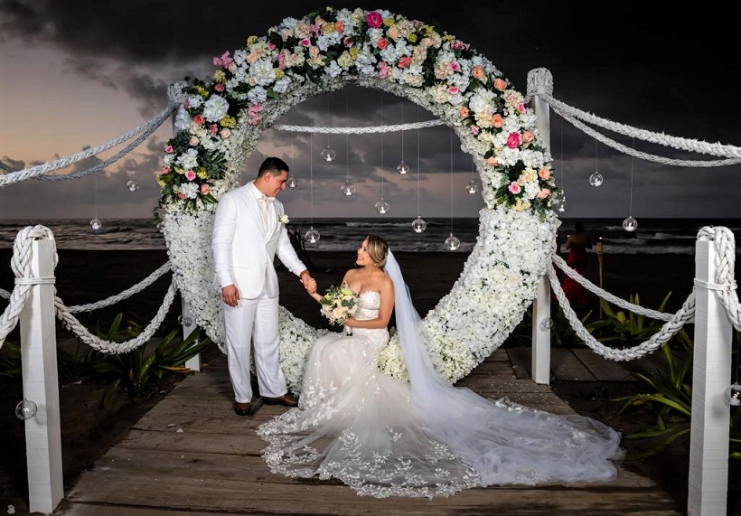 La boda de Roberto y Carlota… única y diferente teniendo como testigo las olas del mar