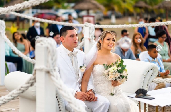 La boda de Roberto y Carlota… única y diferente teniendo como testigo las olas del mar