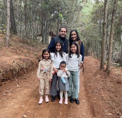 El abogado Joaquín Verdial Bográn con su familia haciendo turismo interno, disfrutando de la belleza y el clima de La Esperanza, Intibucá