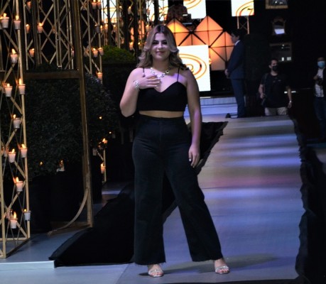 Belleza, glamur y elegancia en la pasarela del Fashion Show 2022 de la EIS