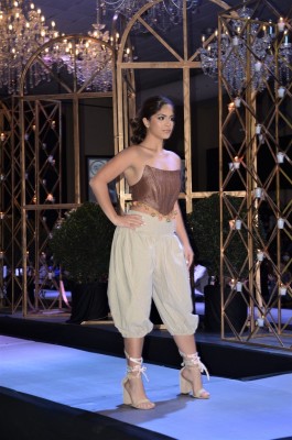 Belleza, glamur y elegancia en la pasarela del Fashion Show 2022 de la EIS