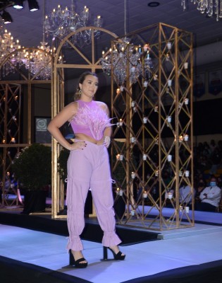 Belleza, glamur y elegancia en la pasarela del Fashion Show 2022 de la EIS