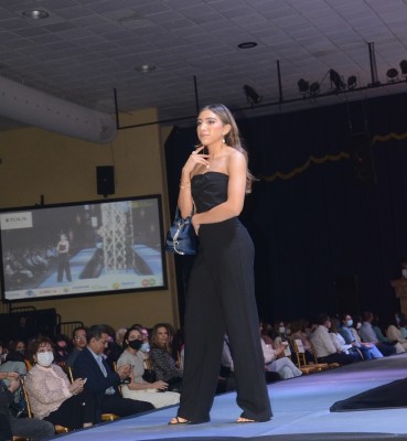 Belleza, glamur y elegancia en la pasarela del Fashion Show 2022 de la EIS