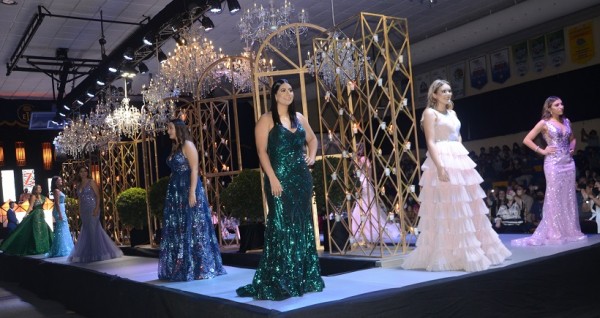 Belleza, glamur y elegancia en la pasarela del Fashion Show 2022 de la EIS