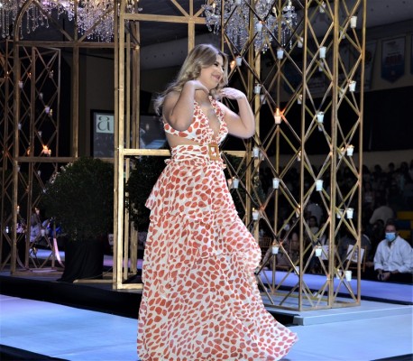 Belleza, glamur y elegancia en la pasarela del Fashion Show 2022 de la EIS