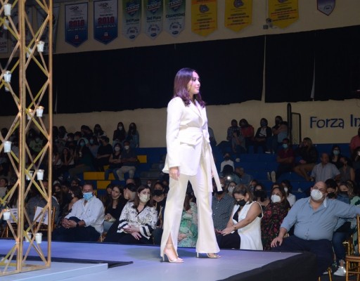 Belleza, glamur y elegancia en la pasarela del Fashion Show 2022 de la EIS