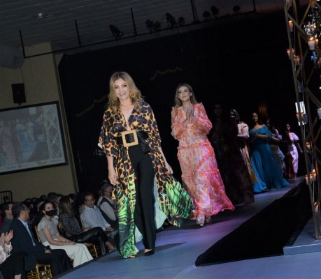 Belleza, glamur y elegancia en la pasarela del Fashion Show 2022 de la EIS