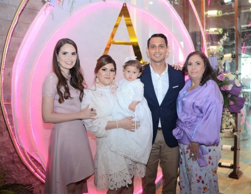 Celebran el bautizo de la pequeña Arianna Loreth Pineda Mejía