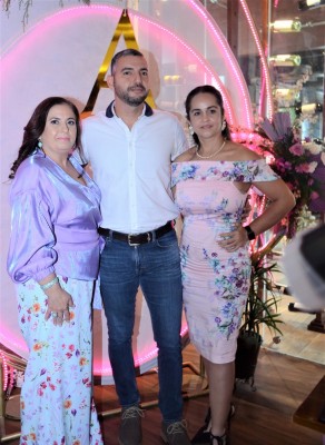 Celebran el bautizo de la pequeña Arianna Loreth Pineda Mejía