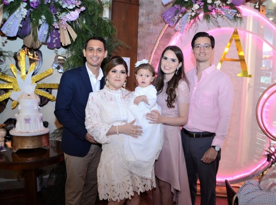 Celebran el bautizo de la pequeña Arianna Loreth Pineda Mejía