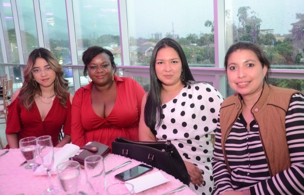 Celebrando el bridal shower en honor Mildred Alberto