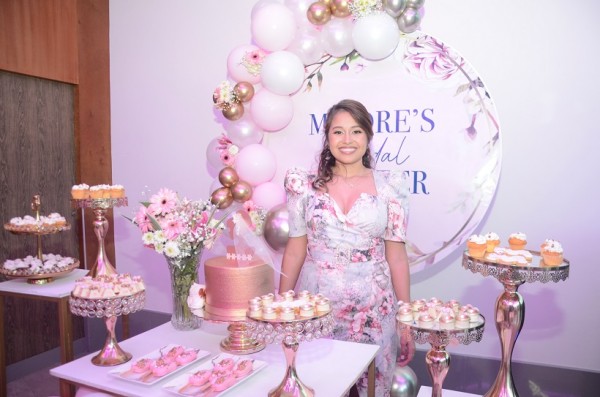 Celebrando el bridal shower en honor Mildred Alberto