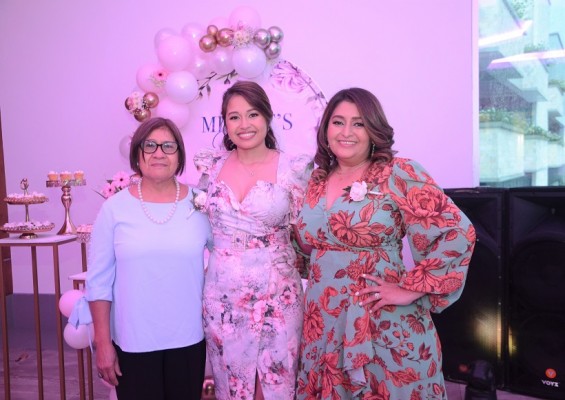 Celebrando el bridal shower en honor Mildred Alberto