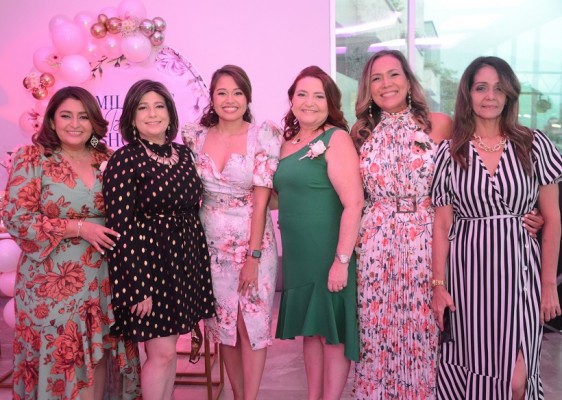 Celebrando el bridal shower en honor Mildred Alberto