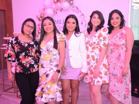 Celebrando el bridal shower en honor Mildred Alberto