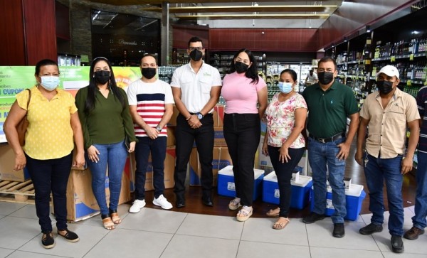 Supermercados La Colonia entrega premios a los ganadores de la promoción “Vivamos juntos el verano”