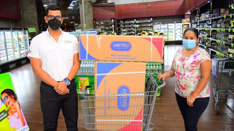 Supermercados La Colonia entrega premios a los ganadores de la promoción “Vivamos juntos el verano”