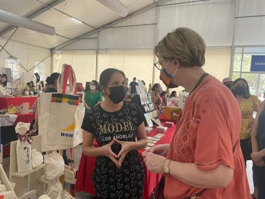 Embajadora de Estados Unidos Laura F. Dogu visita a los emprendedores del Bazar del Sábado