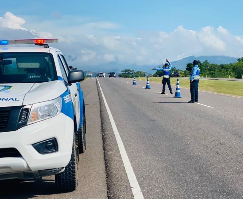 Dos agentes policiales rechazan 50 mil lempiras por dejar libre a sujeto con cargamento de droga decomisada