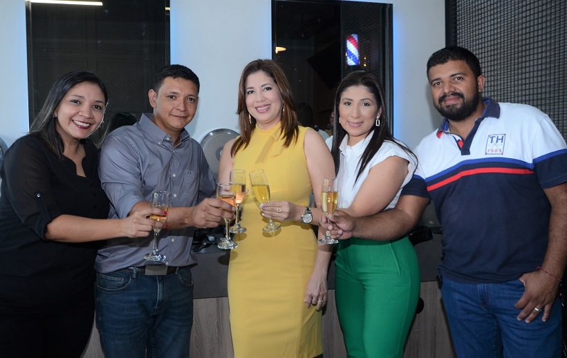 Brindis por el éxito de barbería Master Cut en Plaza Numa