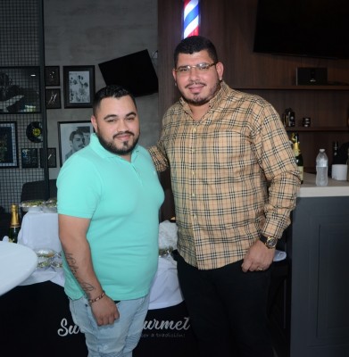 Brindis por el éxito de barbería Master Cut en Plaza Numa