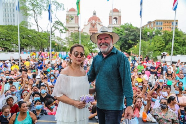 Al ritmo de música de marimba Alcalde Roberto Contreras festeja a las madres sampedranas