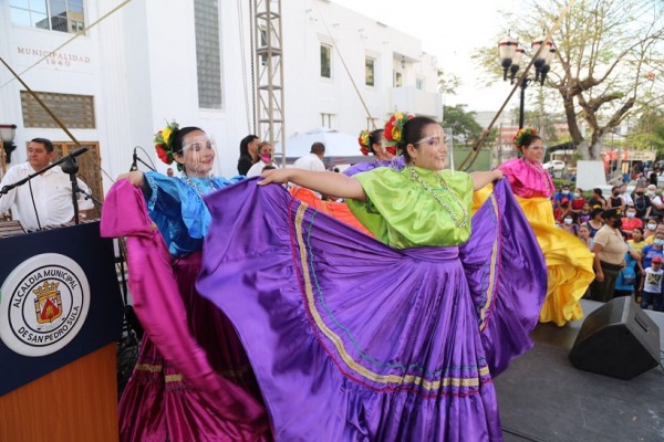 Al ritmo de música de marimba Alcalde Roberto Contreras festeja a las madres sampedranas